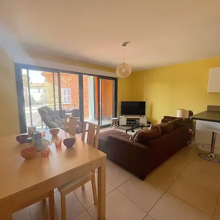 De Climatise Avec Terrasse Et Garage Au Coeur Du Centre Historique De - Fr-1-226a-290 Fréjus