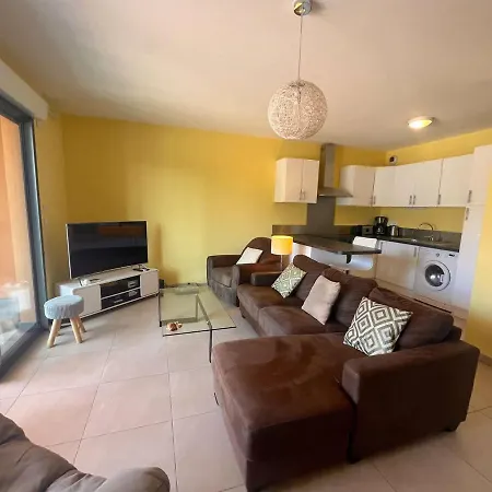 Appartement De Climatisé Avec Terrasse Et Garage Au Cœur Du Centre Historique De - Fr-1-226a-290 Fréjus