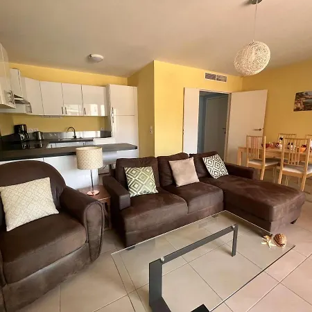 De Climatisé Avec Terrasse Et Garage Au Cœur Du Centre Historique De - Fr-1-226a-290 Appartement Fréjus