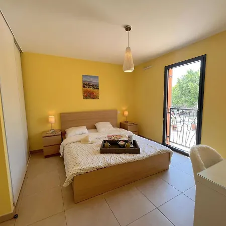 Appartement De Climatisé Avec Terrasse Et Garage Au Cœur Du Centre Historique De - Fr-1-226a-290 Fréjus
