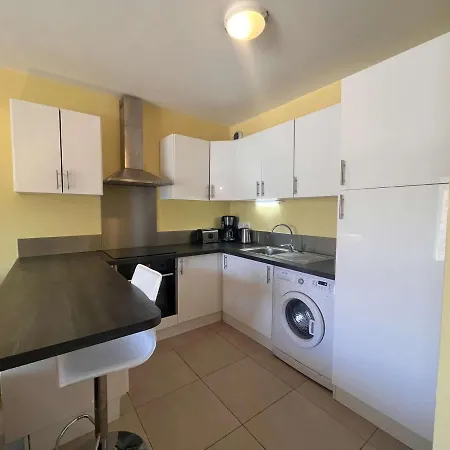 Appartement De Climatisé Avec Terrasse Et Garage Au Cœur Du Centre Historique De - Fr-1-226a-290
