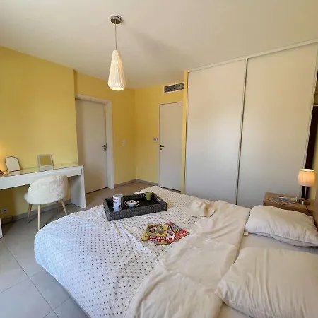 De Climatisé Avec Terrasse Et Garage Au Cœur Du Centre Historique De - Fr-1-226a-290 Appartement Fréjus