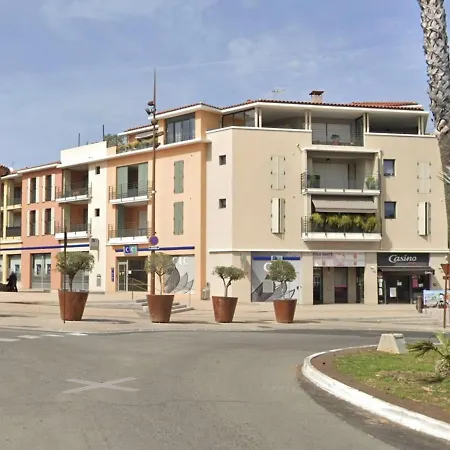 De Climatisé Avec Terrasse Et Garage Au Cœur Du Centre Historique De - Fr-1-226a-290 Fréjus
