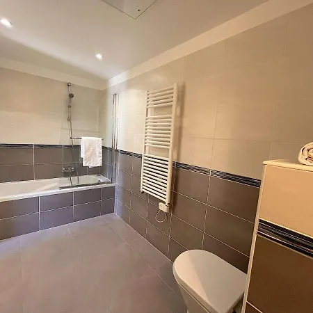 De Climatise Avec Terrasse Et Garage Au Coeur Du Centre Historique De - Fr-1-226a-290 * Fréjus