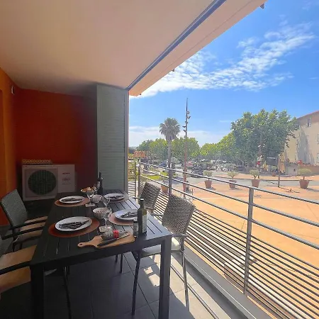 De Climatisé Avec Terrasse Et Garage Au Cœur Du Centre Historique De - Fr-1-226a-290 Appartement Fréjus